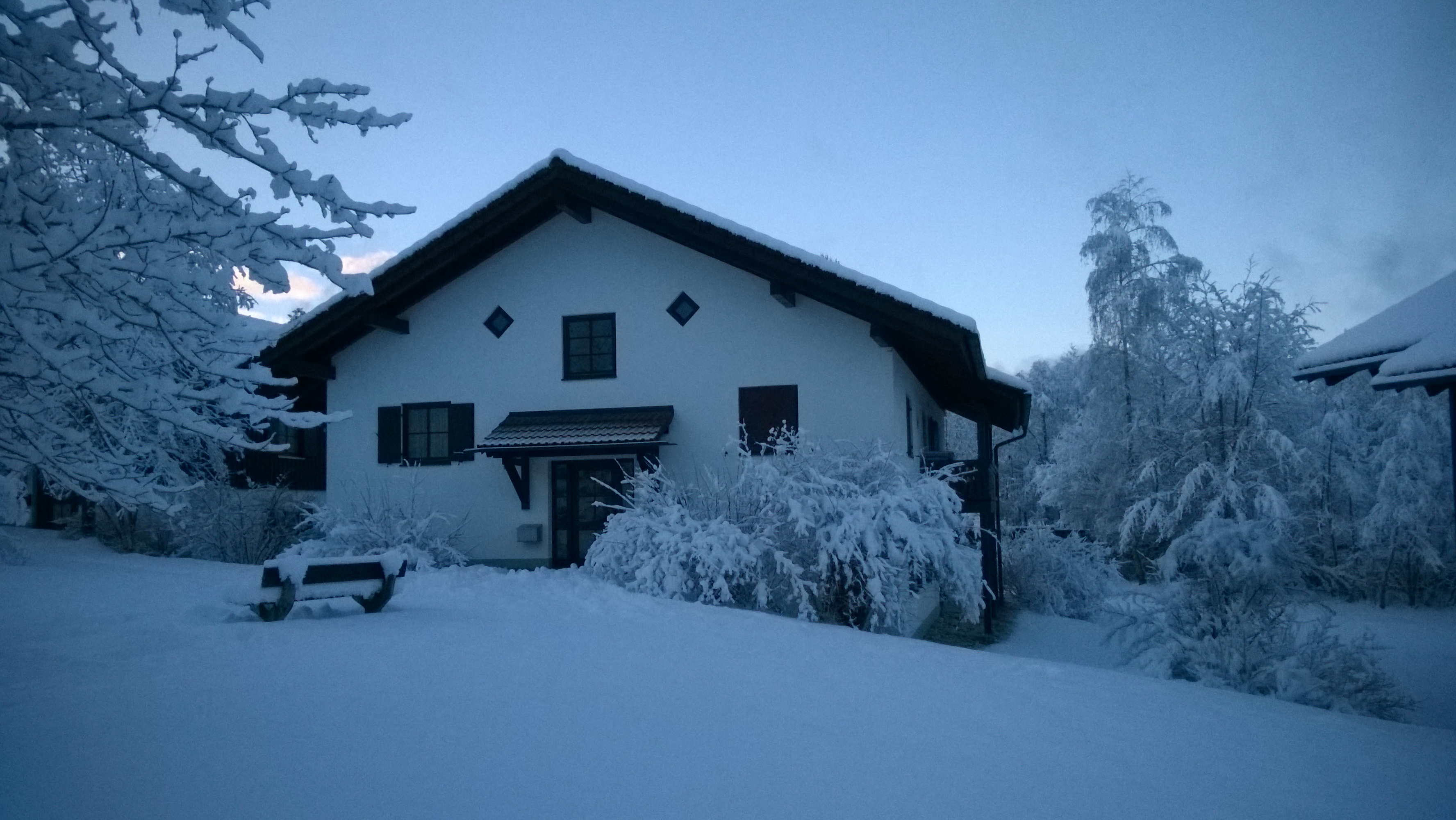 :Hauseingang im Winter
Umgebung eignet gut zum Wintersport (Alpin & Langlauf)